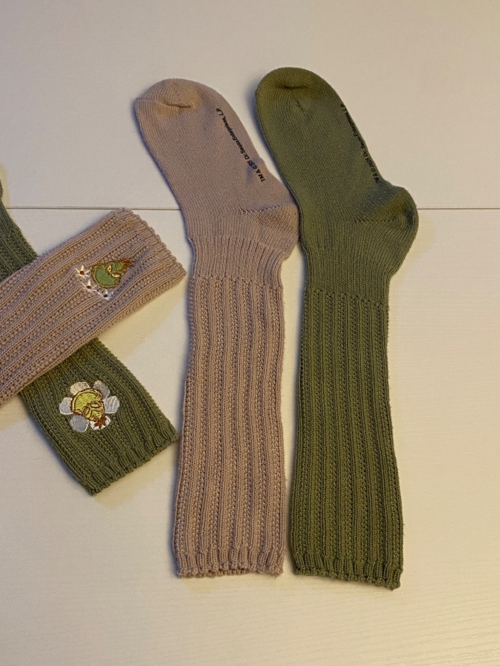 Dr. Seuss The Grinch Embroidered Ribbed Crew Socks Set 2 Pairs Women’s O/S - Picture 7 of 8